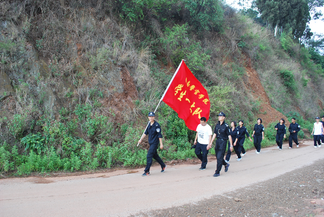 云南警官學(xué)院_野營(yíng)拉練