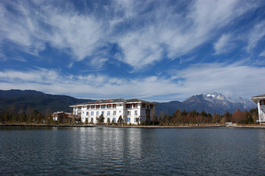 云南大學(xué)旅游文化學(xué)院——校園景觀圖(水天一色)